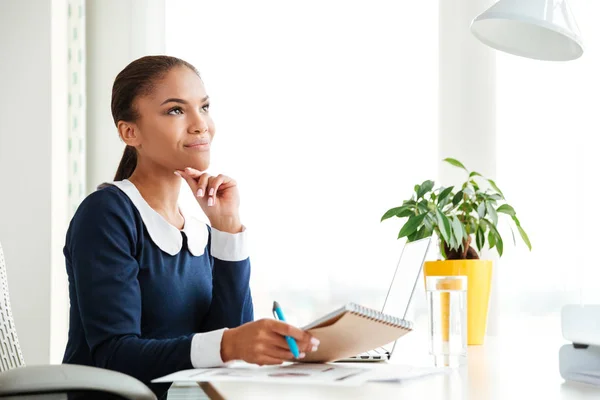 Femme d'affaires africaine souriante au bureau — Photo