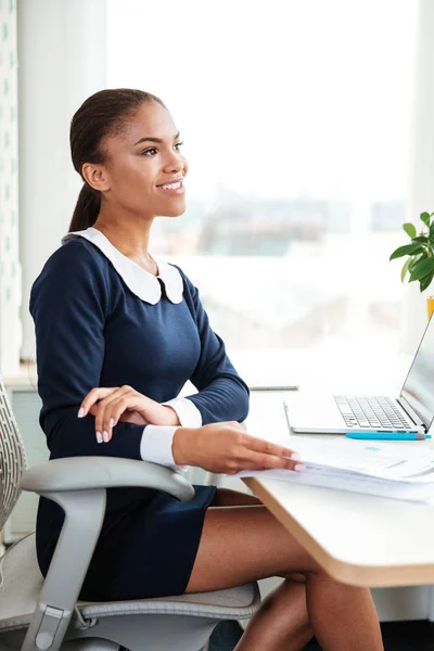 Imagen vertical de una mujer de negocios africana en un sillón — Foto de Stock