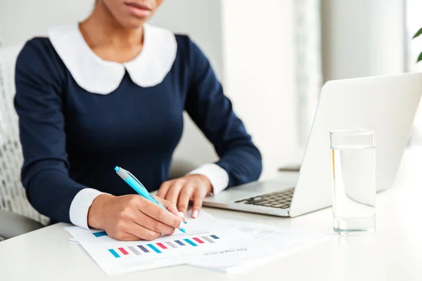 Mujer de negocios africana escribiendo en el lugar de trabajo —  Fotos de Stock