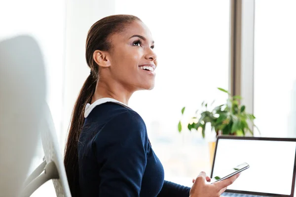 Mujer de negocios africana feliz sosteniendo el teléfono — Foto de Stock