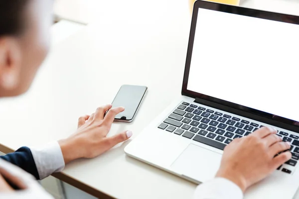 Rückansicht einer jungen Geschäftsfrau mit Laptop — Stockfoto