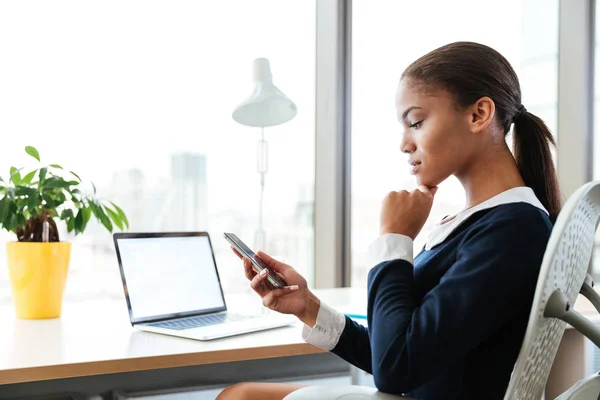 Affärskvinna med telefon — Stockfoto