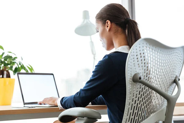 Dizüstü bilgisayar kullanan iş kadın görüntü aşağıdan