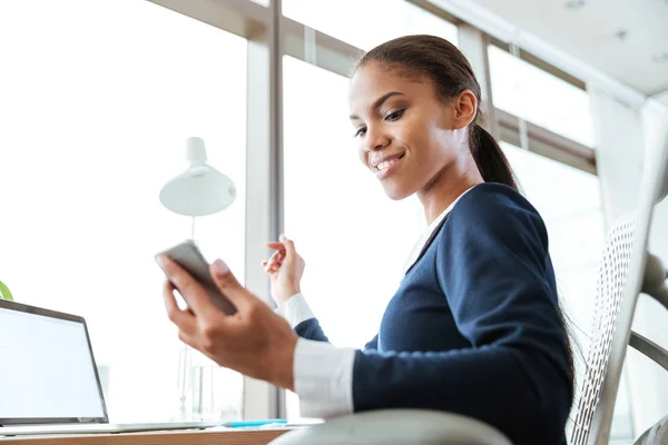 Von unten Bild der Geschäftsfrau mit Telefon — Stockfoto