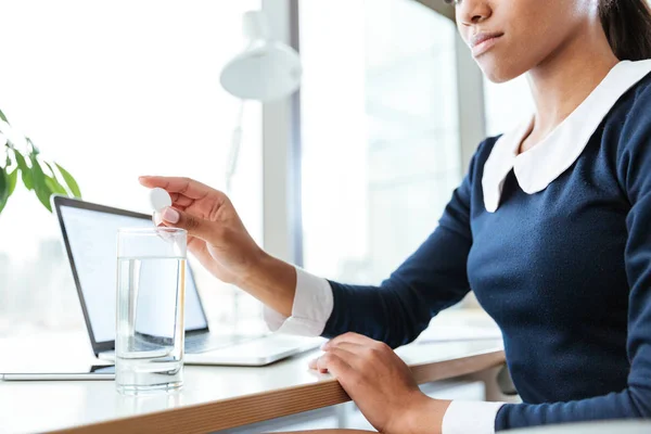 Mujer de negocios con agua y píldora — Foto de Stock