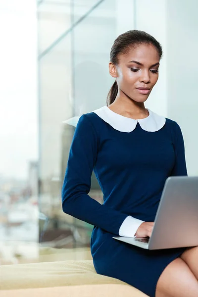 Imagen vertical de mujer de negocios con portátil — Foto de Stock