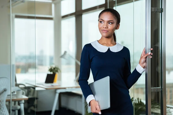 Mujer de negocios con portátil —  Fotos de Stock