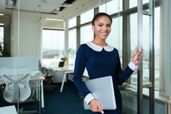 Mujer sonriente de negocios con portátil — Foto de Stock