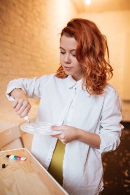 İnanılmaz Kızıl saçlı genç kadın ressam yağlıboya ile