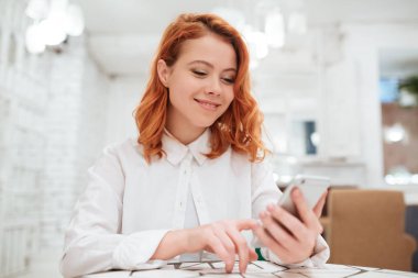 Kızıl genç kadın cafede otururken sohbet