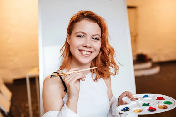 행복 한 여자 화가 빈 캔버스 위에 서 — 스톡 사진