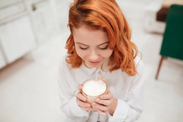 Pelirroja joven hermosa mujer bebiendo café en la cafetería . — Foto de Stock