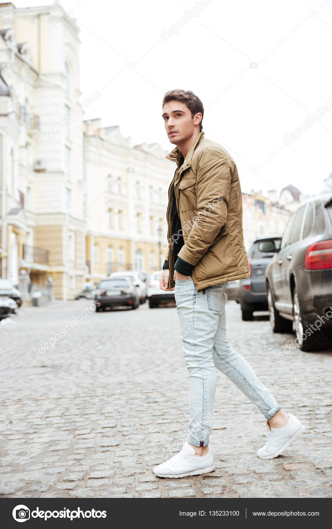 парень идет по улице видео. мужчина в трусах по улице. парень идет по улице на работу. мужчина идет по улице. люди идут по улице.