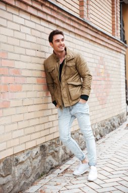 Mutlu genç adam sokakta yürürken ve bir kenara arıyorsunuz.