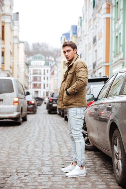 Sokakta yürüyen ciddi genç adam