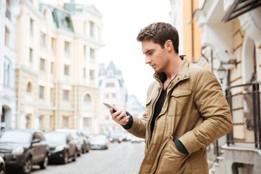 Genç adam onun telefonla açık havada sohbet.