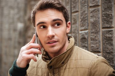 Onun telefonla konuşmak sokaklarda yürüyen genç adam.