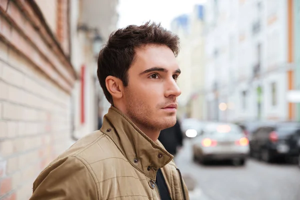 Jeune homme concentré marchant dans la rue — Photo