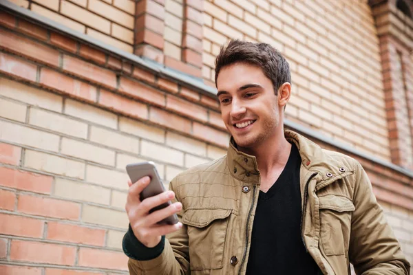 Jonge man lopen op straat en chatten — Stockfoto