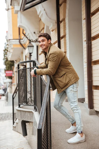 Neşeli genç adam sokakta yürürken ve bir kenara arıyorsunuz.