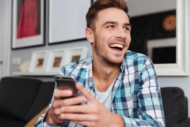 Evde sohbet kıl adam