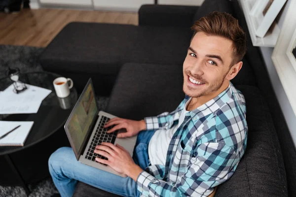 Hombre de la cerda sonriente usando computadora portátil . — Foto de Stock