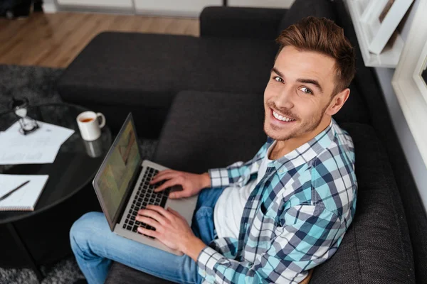 Lachende bristle man met laptopcomputer. — Stockfoto