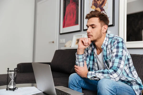 Hombre de cerdas concentradas usando computadora portátil . — Foto de Stock