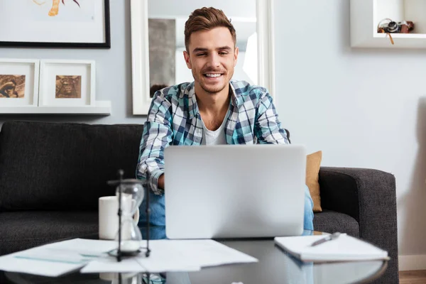 Hombre cerda feliz mirando el ordenador portátil . — Foto de Stock