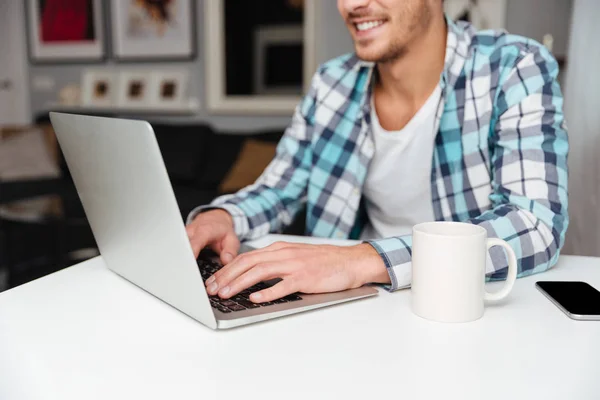 Bijgesneden afbeelding van man met laptopcomputer — Stockfoto