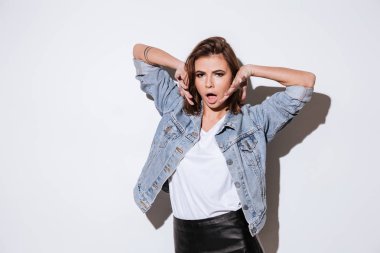 Beyaz arka plan üzerinde izole duran güzel kadın.