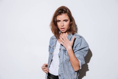 Beyaz arka plan üzerinde izole genç çekici kadın.