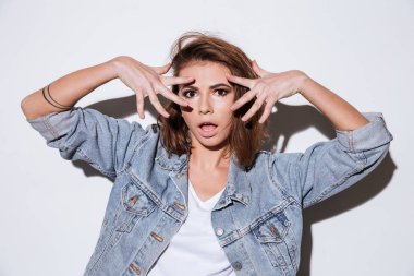 Beyaz arka plan üzerinde kot ceket giymiş kadın.