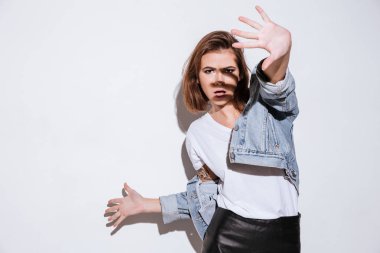 Beyaz arka plan üzerinde izole genç çekici kadın