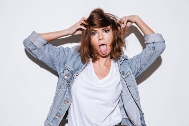 Dil Gösterilen beyaz arka plan üzerinde çekici kadın.