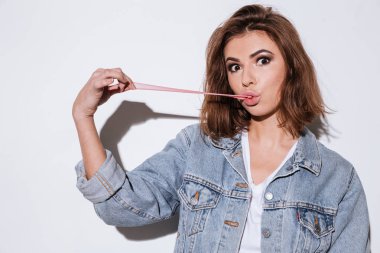 Genç çekici Bayan ciklet germe.