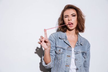 Ciklet germe kadın. Kameraya bak.