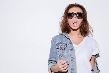 Kabarcık sakız ile üfleme kadın.