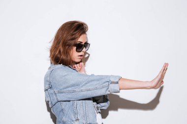 Genç kadın olun hareketini durdurmak.