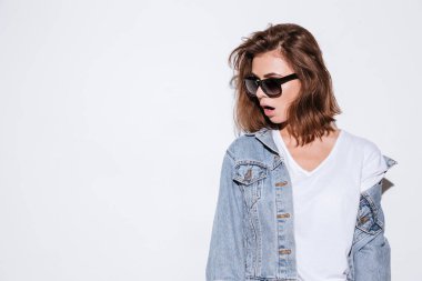 Genç Bayan Beyaz arka plan üzerinde izole ayakta.