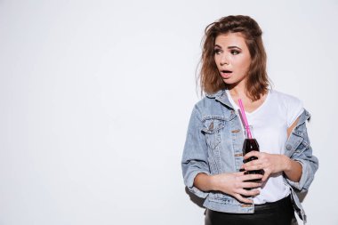 Genç Bayan gazlı tatlı su içme.