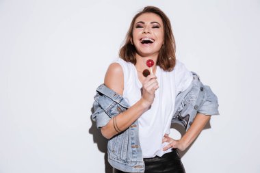 Neşeli Bayan şeker yemek.