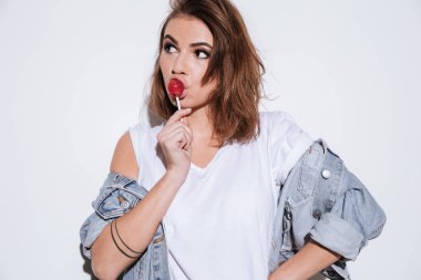 Düşünceli Bayan şeker yemek.