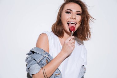 Şeker genç gülümseyen kadın.