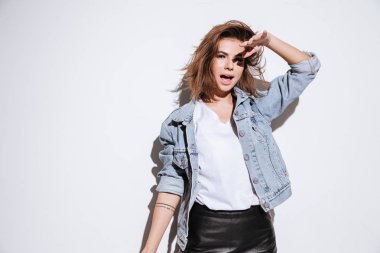 Beyaz arka plan üzerinde izole Kot ceket giymiş kadın