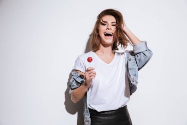 Şeker yemek kadın gülüyor.