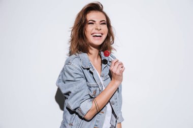 Bayan şeker yemek beyaz arka plan üzerinde gülüyor.