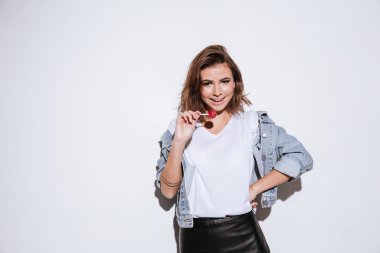 Güzel bir kadın tutarak şeker.