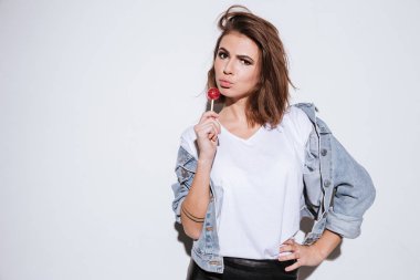 Güzel bir kadın tutarak şeker.