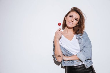 Tutan oynak kadın şeker ve dudağını ısırmak.